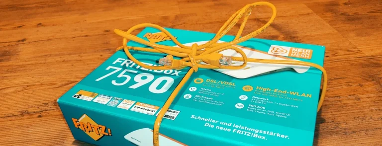 FritzBox-mit-Netzwerkkabel-als-Geschenk-verpackt