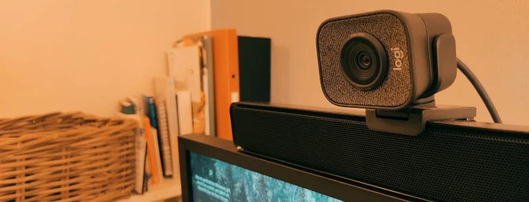 Kamera-auf-Desktop-Monitor